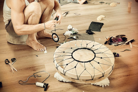 Maak in twee dagen jouw eigen sjamanendrum en drumstok